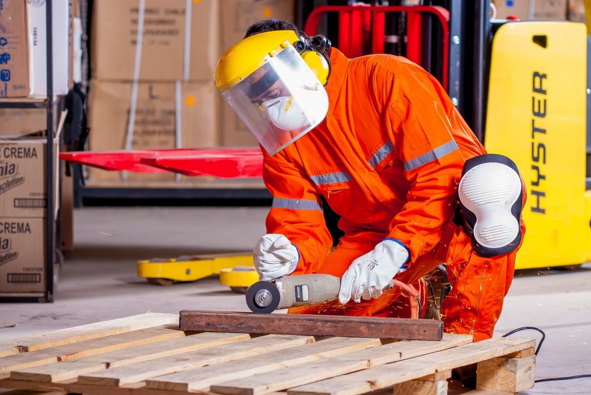 Vestuario de protección laboral: 5 ventajas de emplearlo